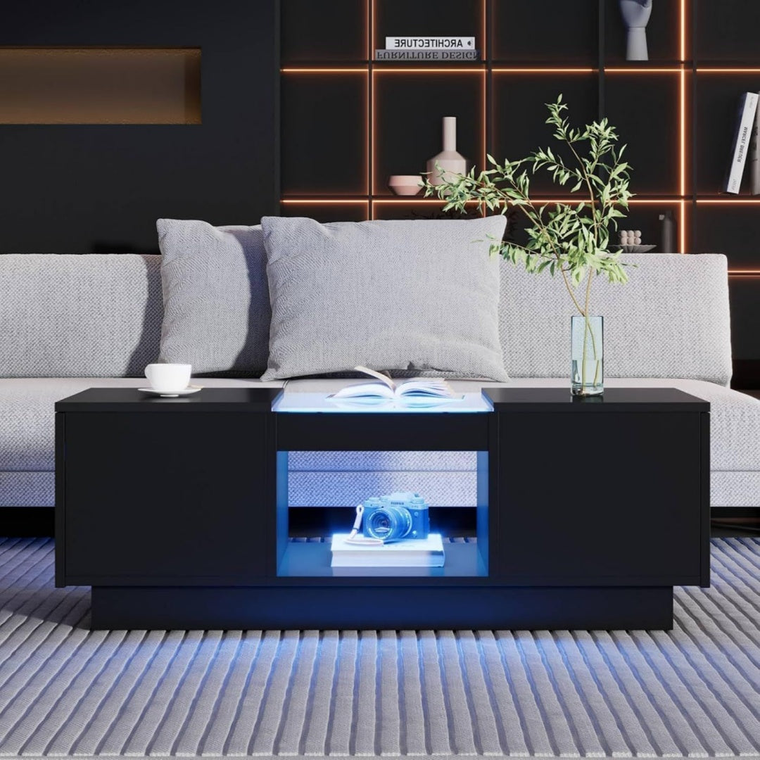 Une silhouette equilibree pour ce table aux lignes soignees, teinte dore