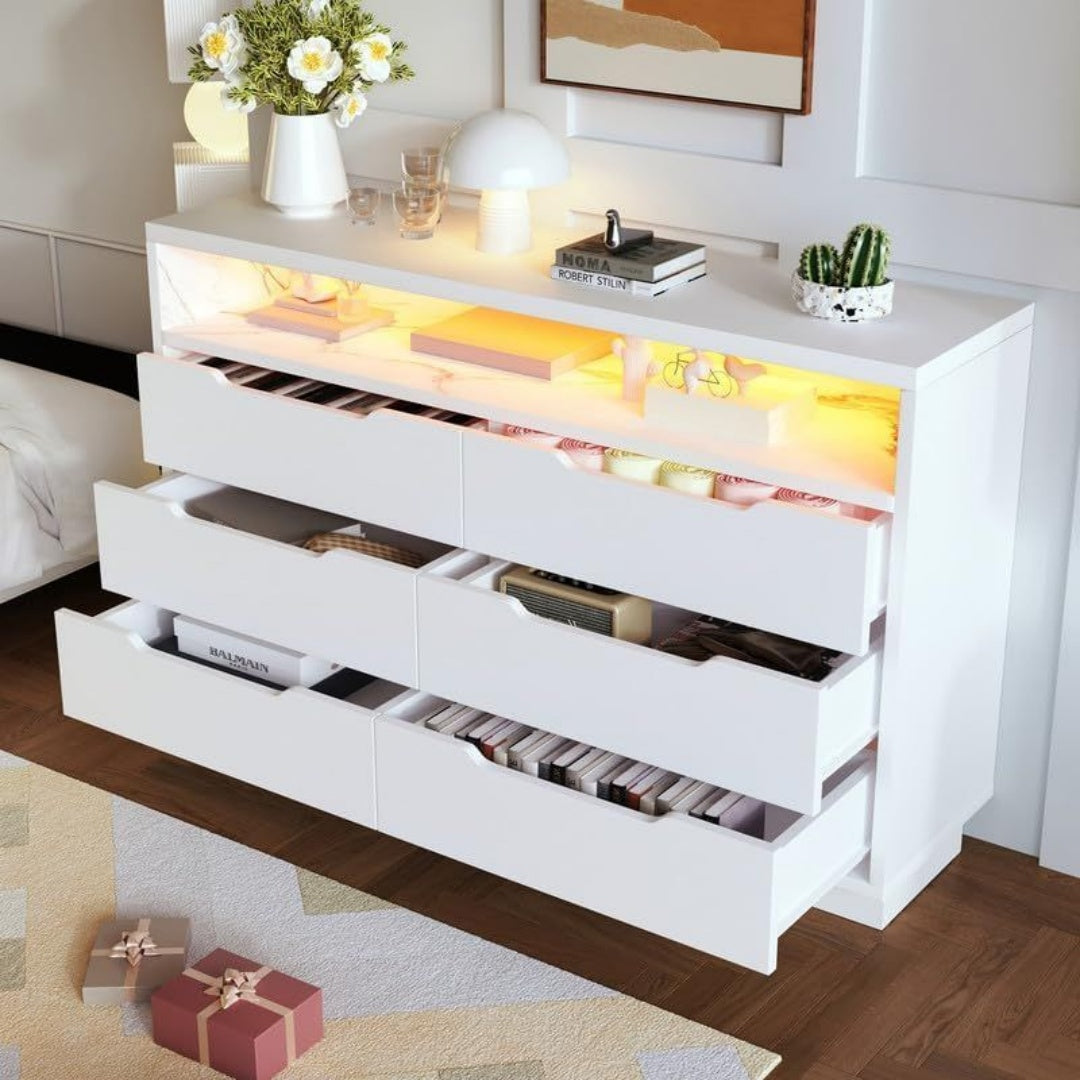 Une touche de caractere, buffet avec portes, avec etageres dans un ton noir et bois naturel